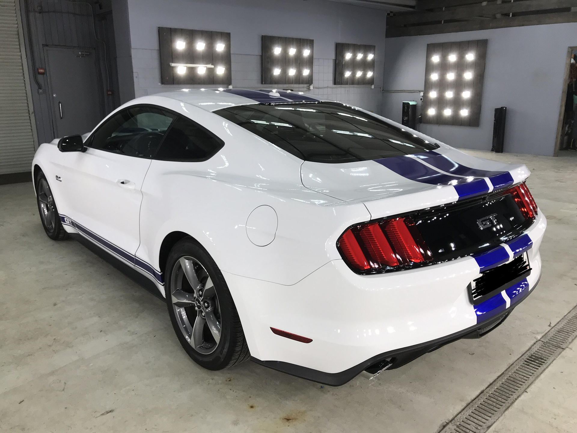 Белый цвет автомобиля. Ford Mustang gt 2015 белая. Ford Mustang gt 2015 White. Ford Mustang vi 2015 белый. White Ford Mustang gt 2022.