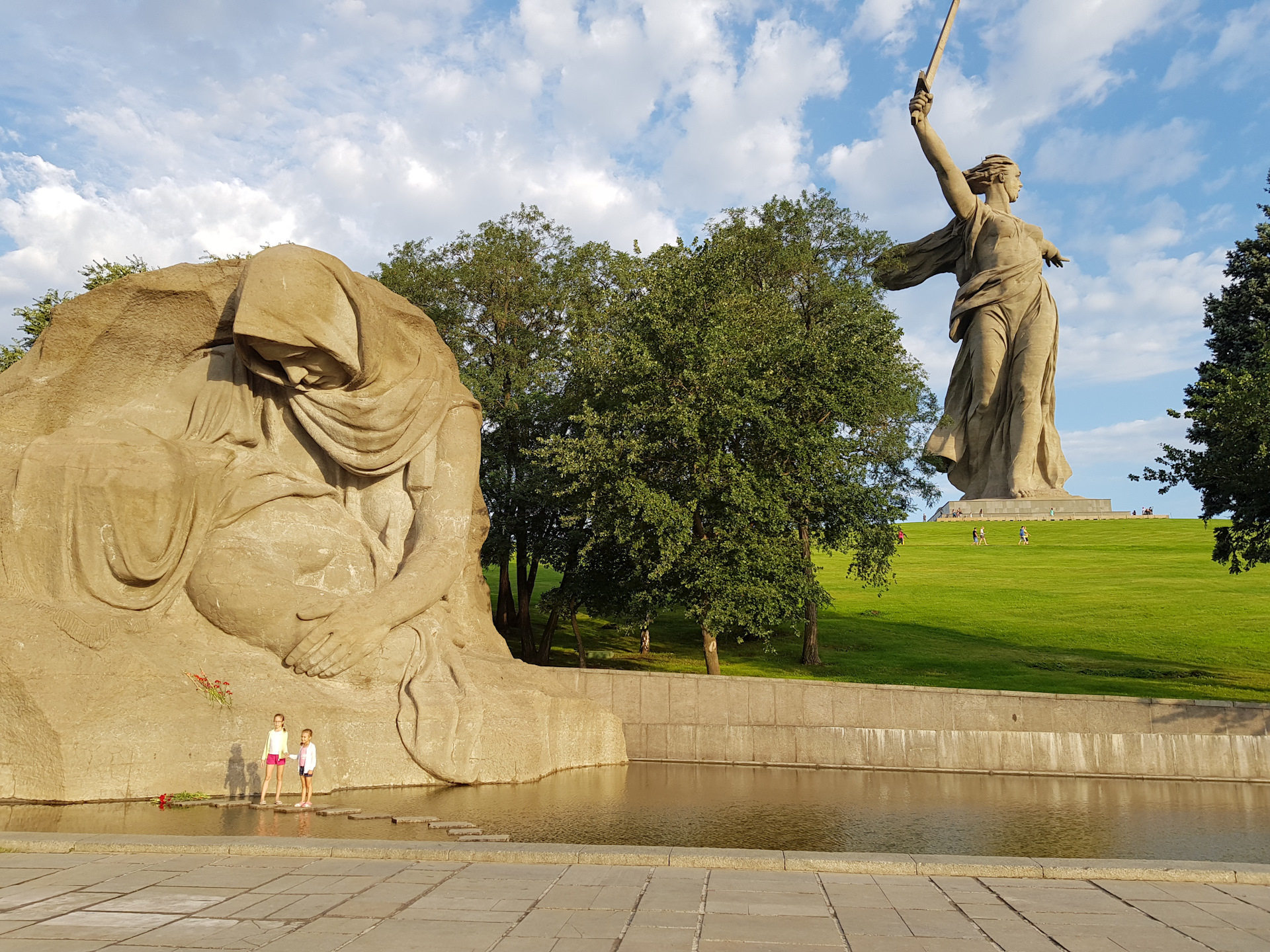 И других памятников истории и. Мемориал Родина мать в Волгограде. Мемориал Родина мать на Мамаевом Кургане. Стелла Мамаев Курган Волгоград. Статуя Мамаев Курган.