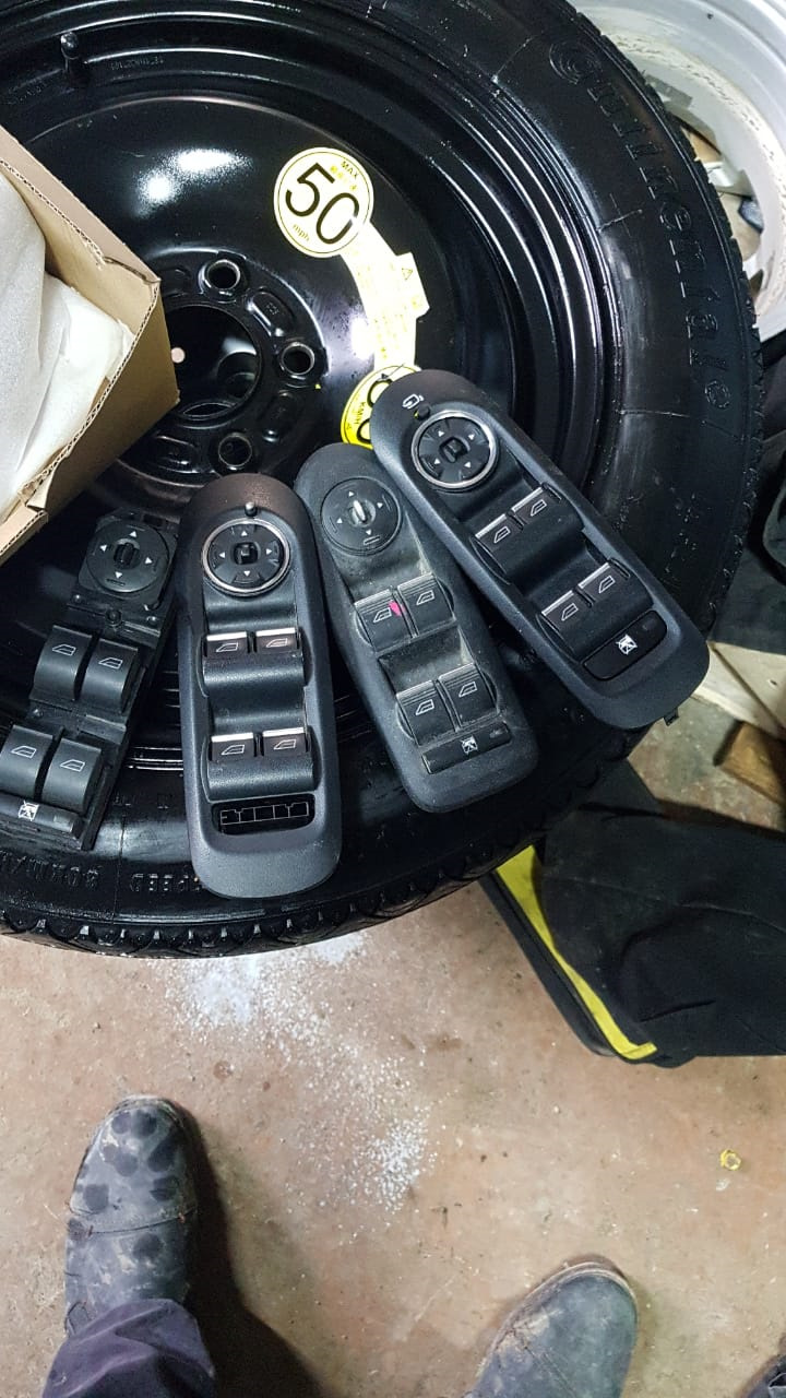 Неисправность кнопки стеклоподъемника — Ford Galaxy (Mk III), 2 л, 2010 ...