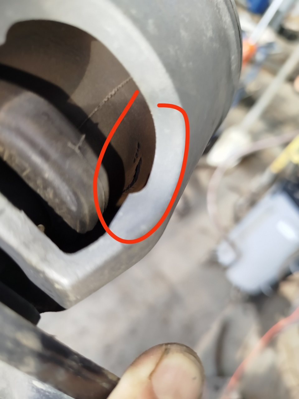 Заменил правую верхнюю подушку — Nissan Teana (J32), 2,5 л, 2009 года ...