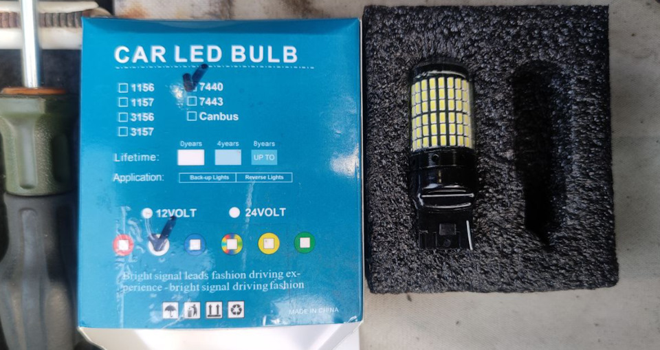 Переключение скоростей на механической коробке передач при движении. Правила переключения передач на автомобиле с механической коробкой. Задний ход на автомате. Измеритель скорости автомобиля. Едет задним ходом.