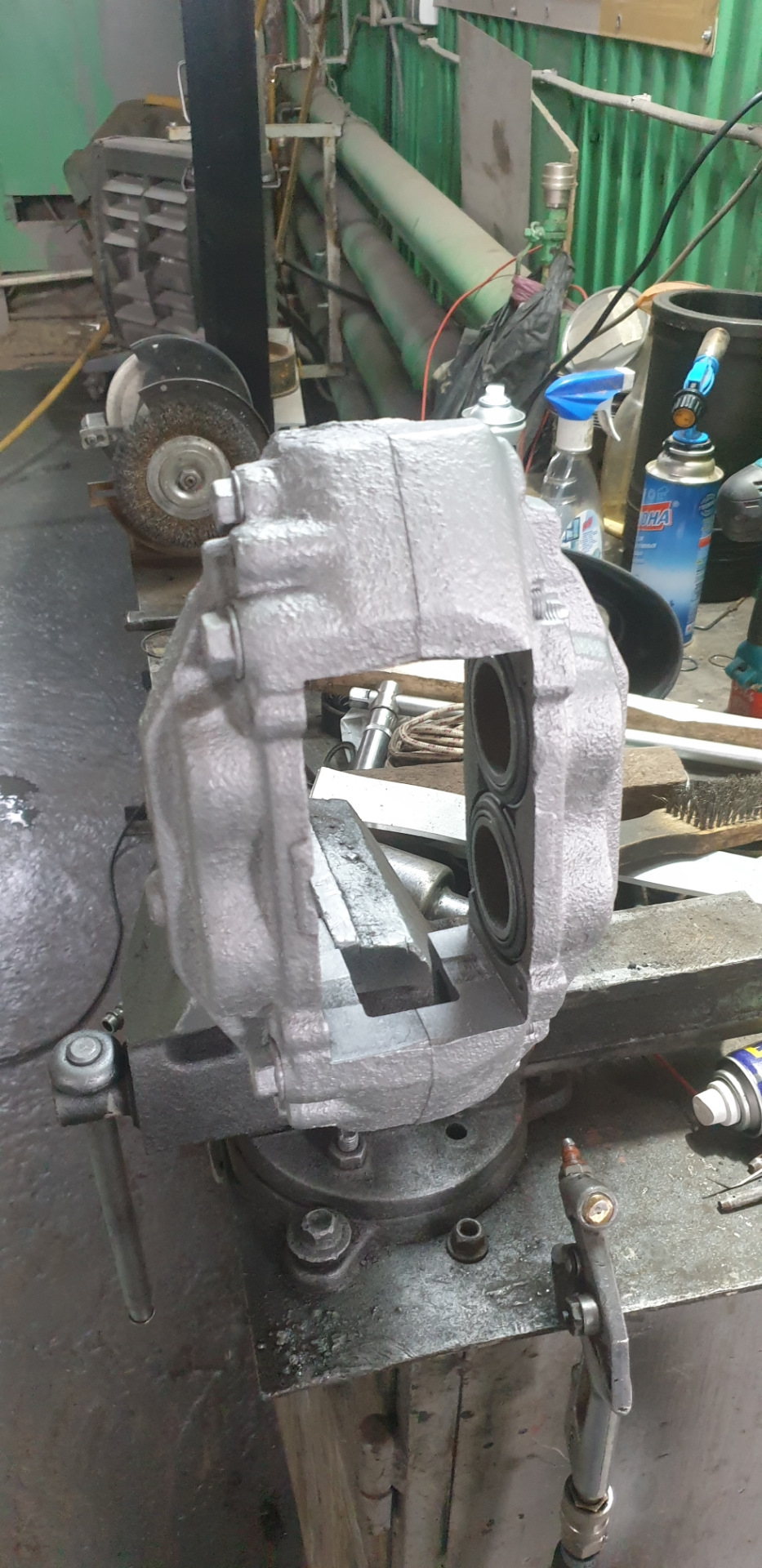 Замена тормозных колодок на передних тормозах — Toyota Sequoia (2G), 5 ...