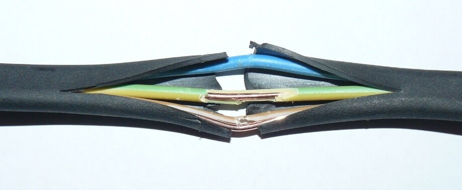 Поврежденная изоляция провода. Кабель с поврежденной изоляцией. Поврежденная изоляция провода. Повреждения оболочки кабеля. Электрический оголенный провод.