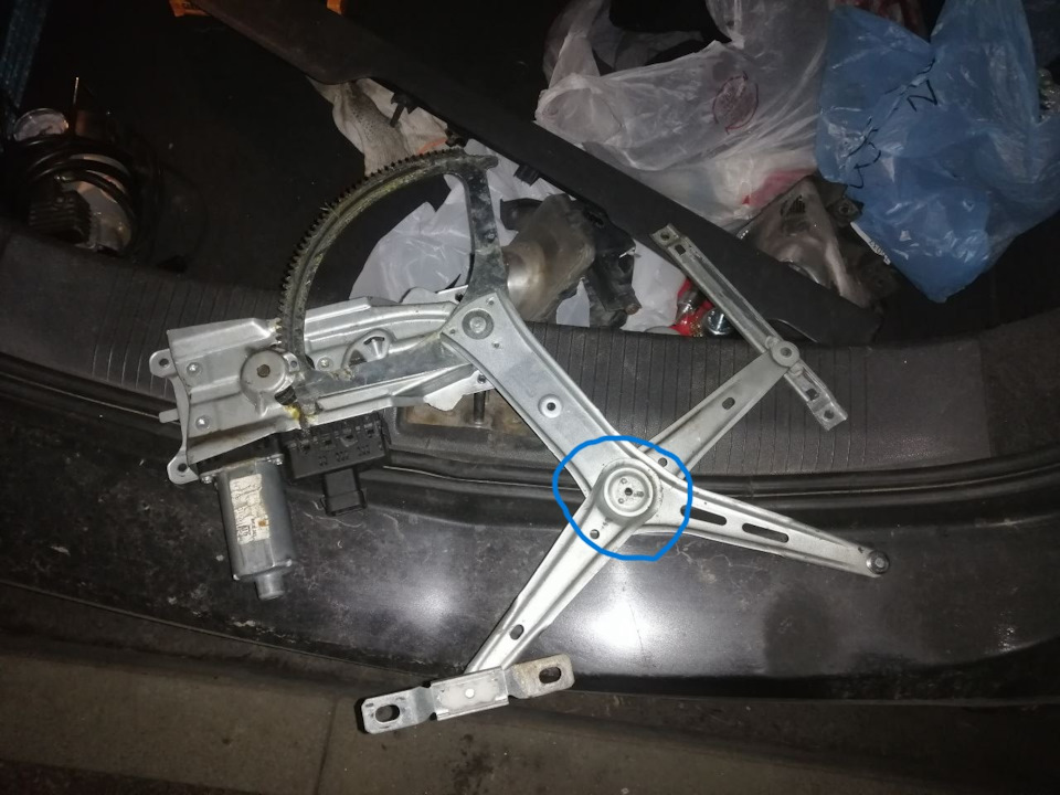 Сам механизм стеклоподъёмника — Opel Astra H GTC, 1,6 л, 2008 года ...