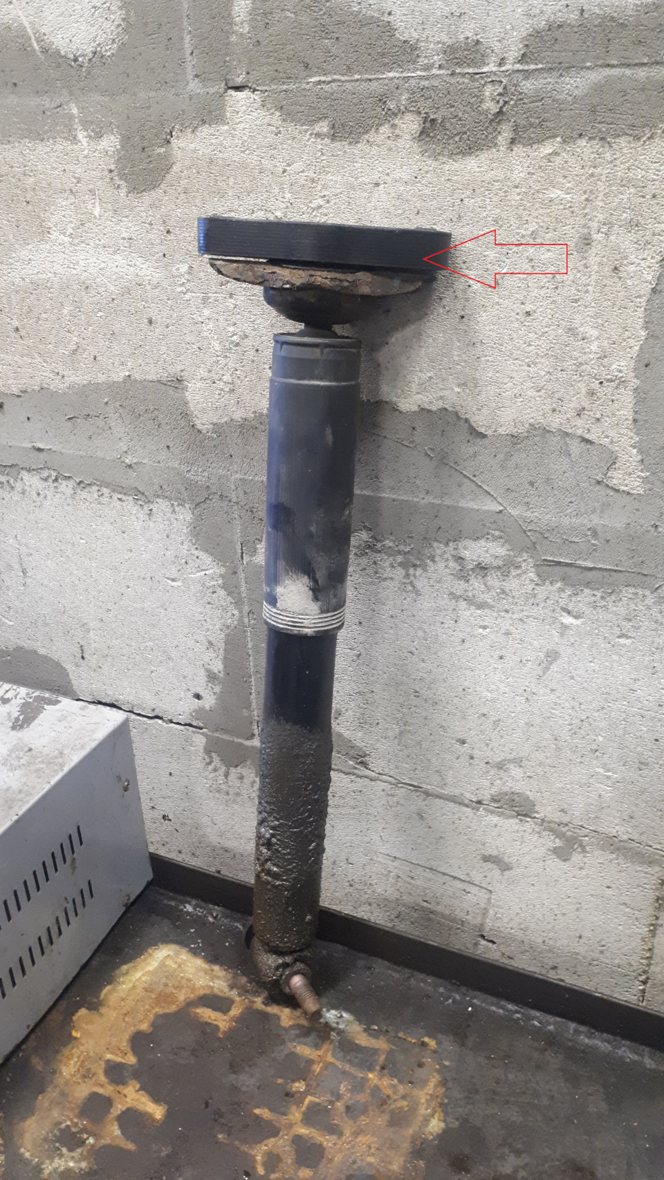 Krok 22 — Tył: zamontuj amortyzator z podkładką do nadwozia; wkręć nakrętki od góry, ale nie dokręcaj na gotowo. — Ford Mondeo Mk4 FL