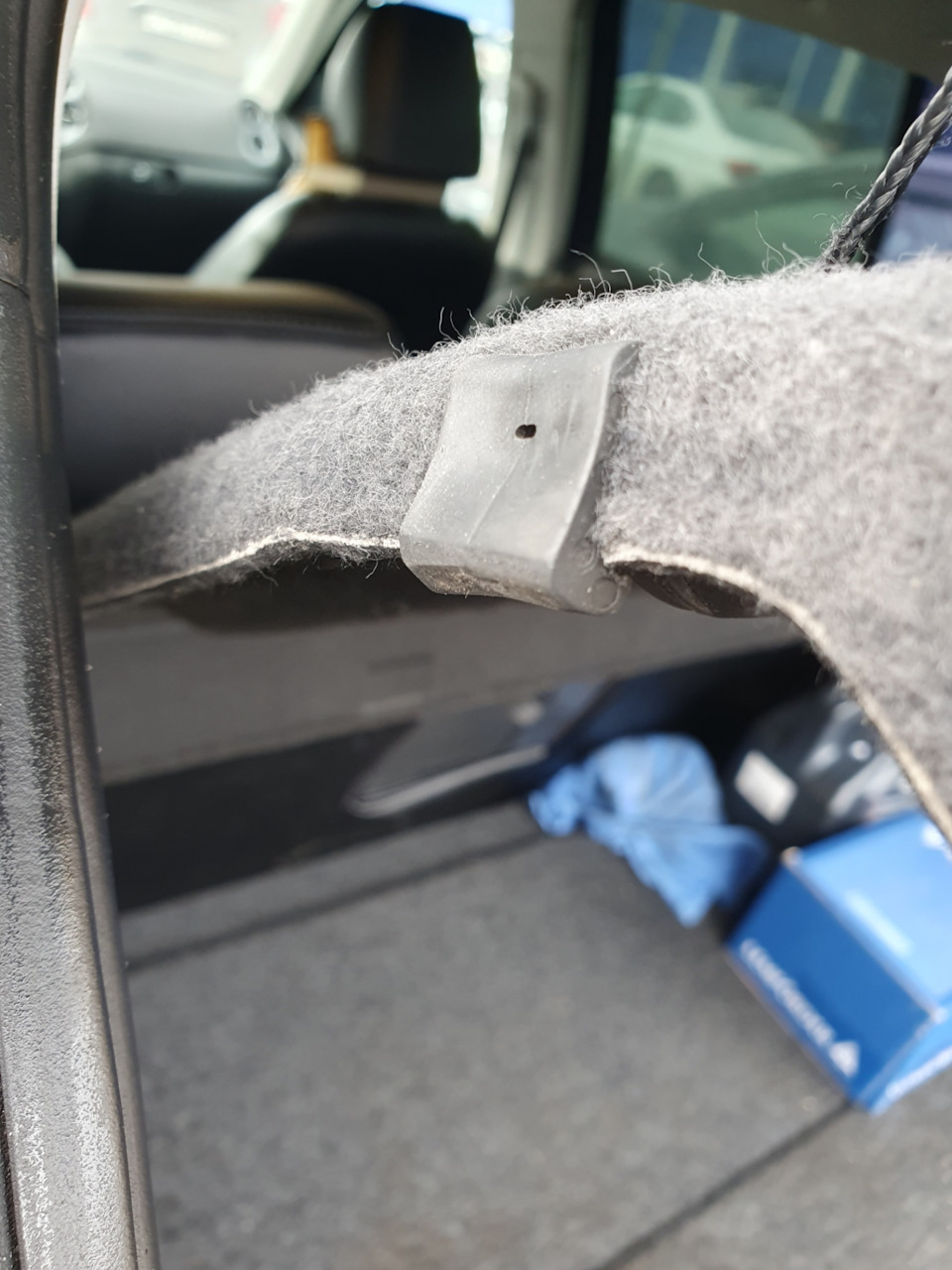 Резиновый упор в полку багажника — Volkswagen Tiguan (1G), 2 л, 2012 ...