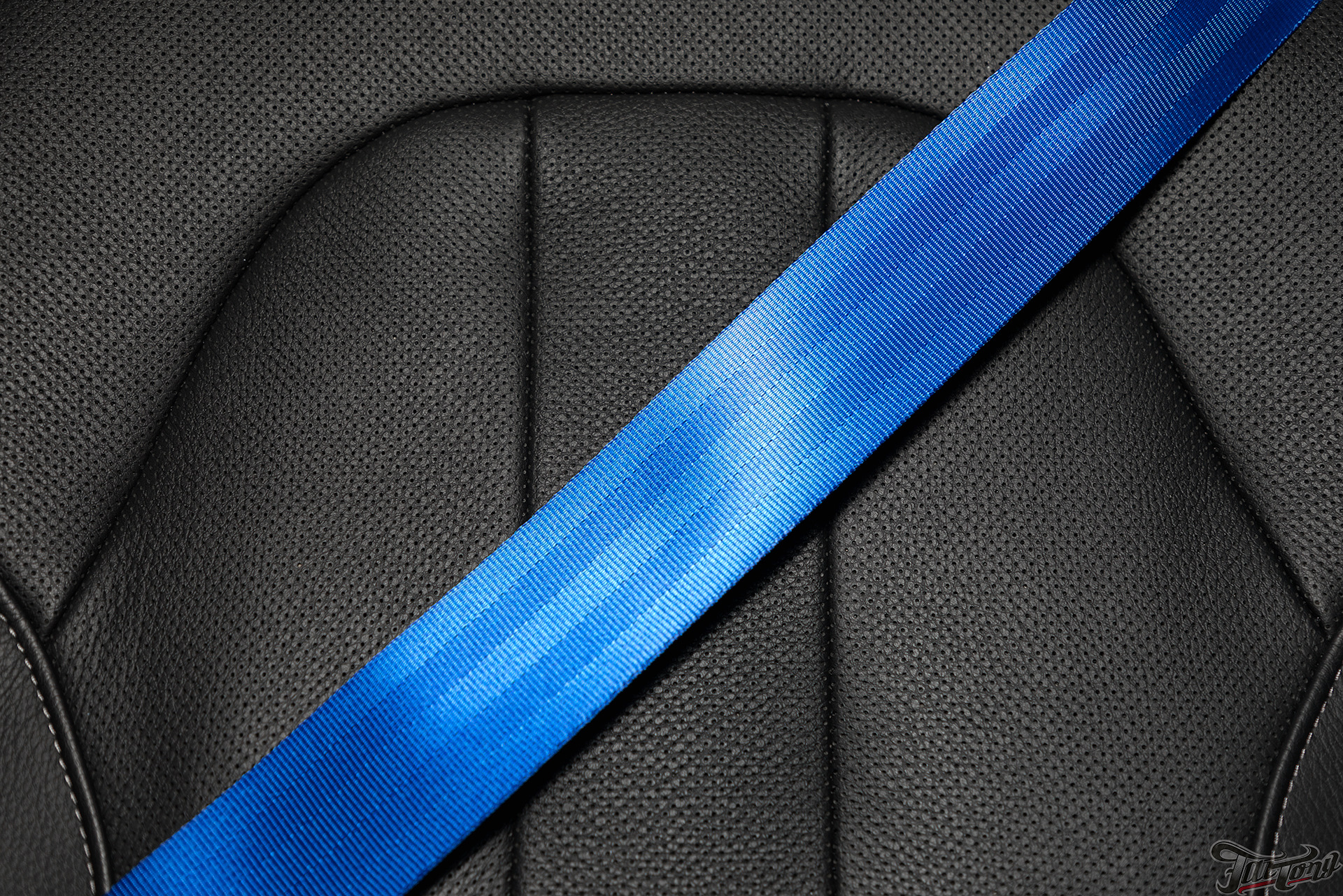Ремень безопасности бмв. Ремни безопасности BMW m3. Синие ремни безопасности. Цветные ремни безопасности. Синие ремни безопасности в авто.
