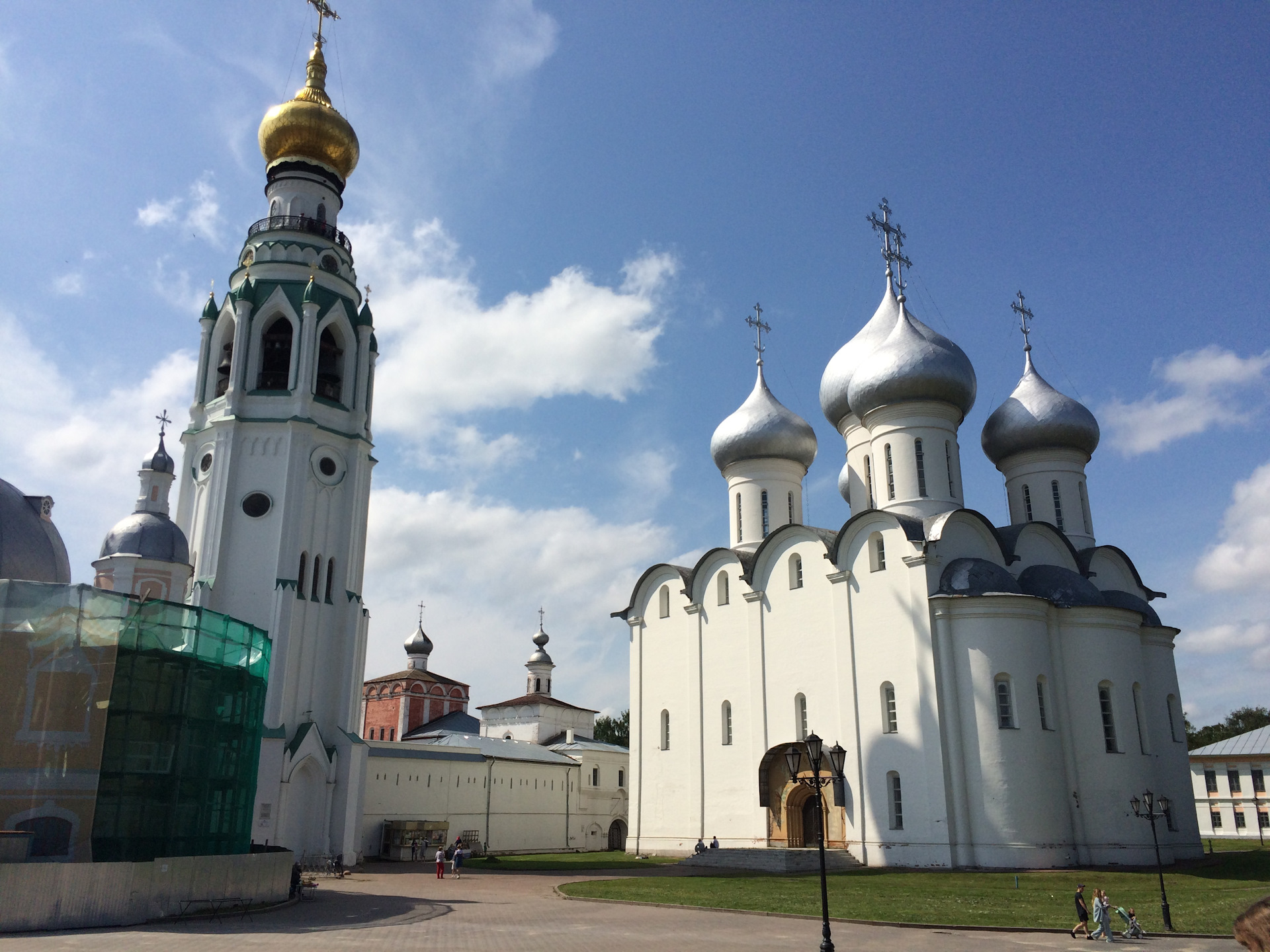 Северная русь. Монастырь в Вологде рядом с улицей кировоц.