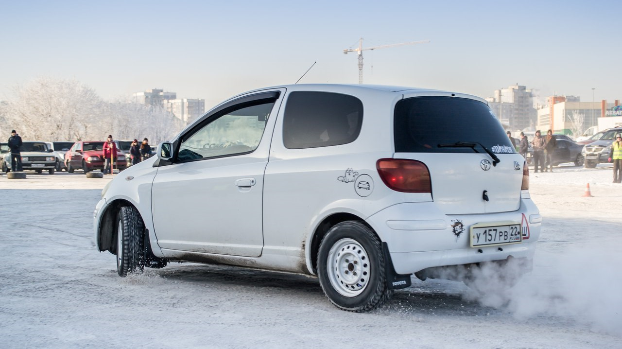 Toyota Vitz 4wd снизу