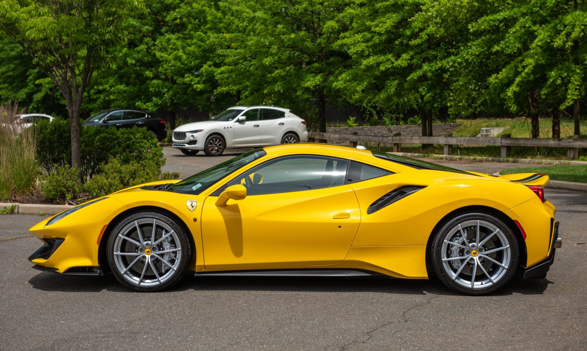 Голубая Ferrari 488 pista