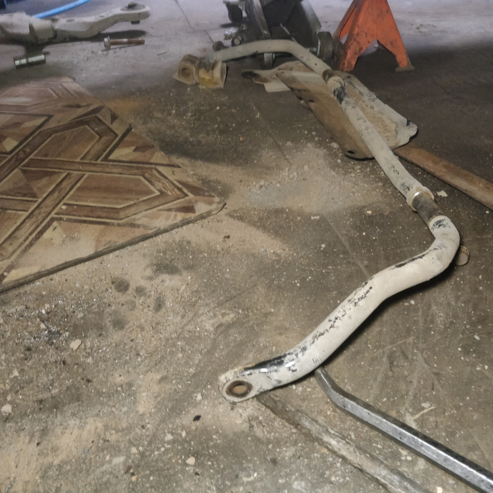 Провернуло гайку в сайлентблоке переднего рычага. — Toyota RAV4 (III ...