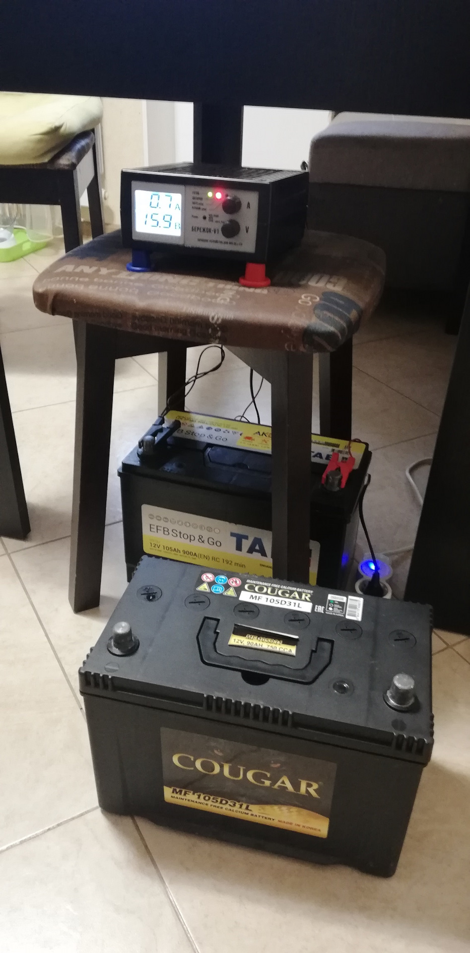 Соседский АКБ уже ждет своей очереди)))) — KIA Sorento (2G). Запчасти на фото: MF105D31L