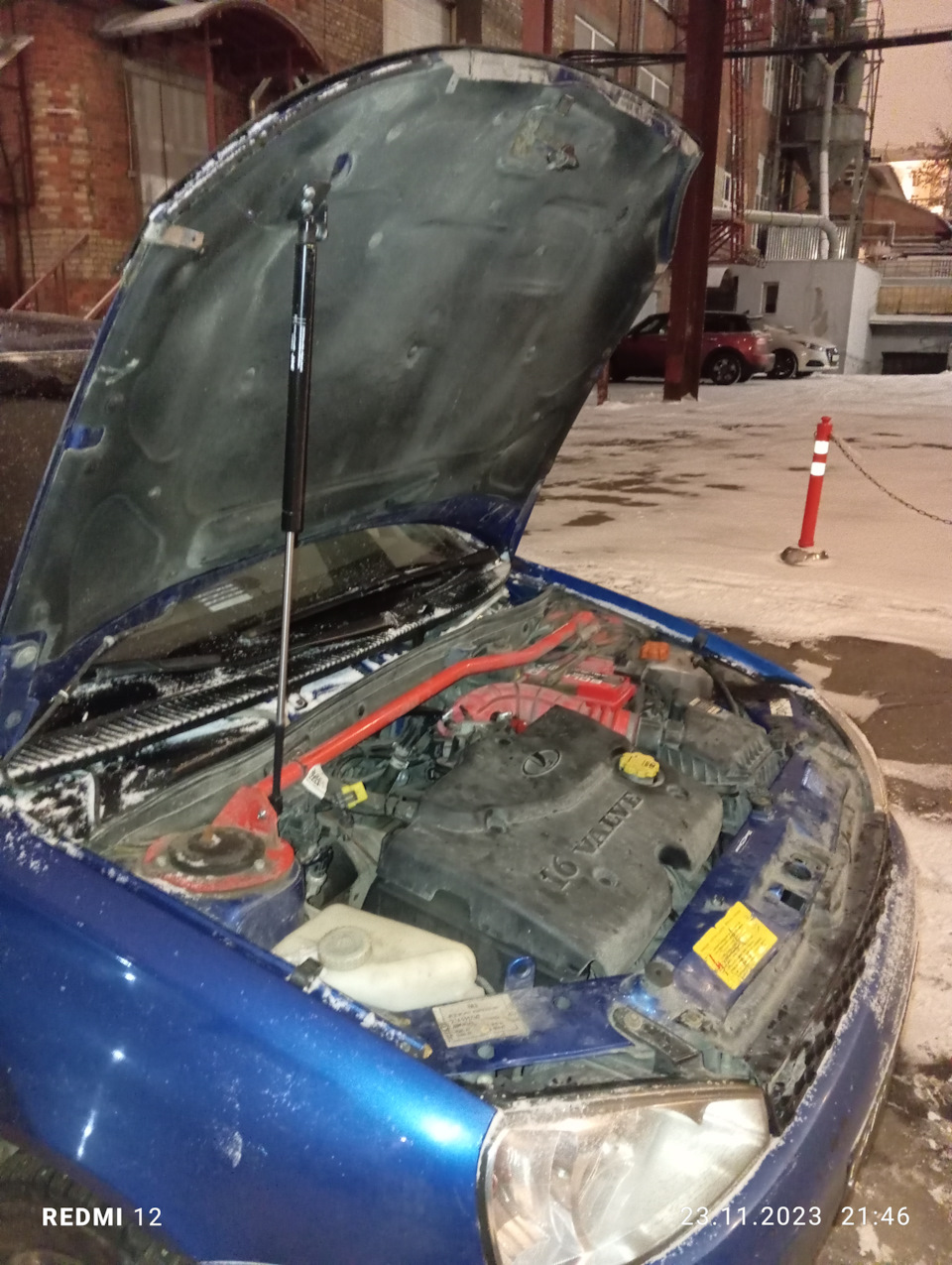 Газовый упор капота. — Lada Калина Универсал (1G), 1,4 л, 2008 года ...