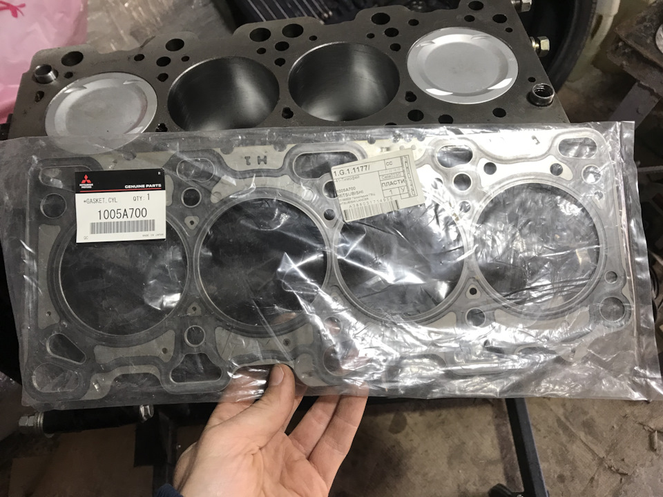 Прокладос — Mitsubishi Airtrek. Запчасти на фото: 1005A700