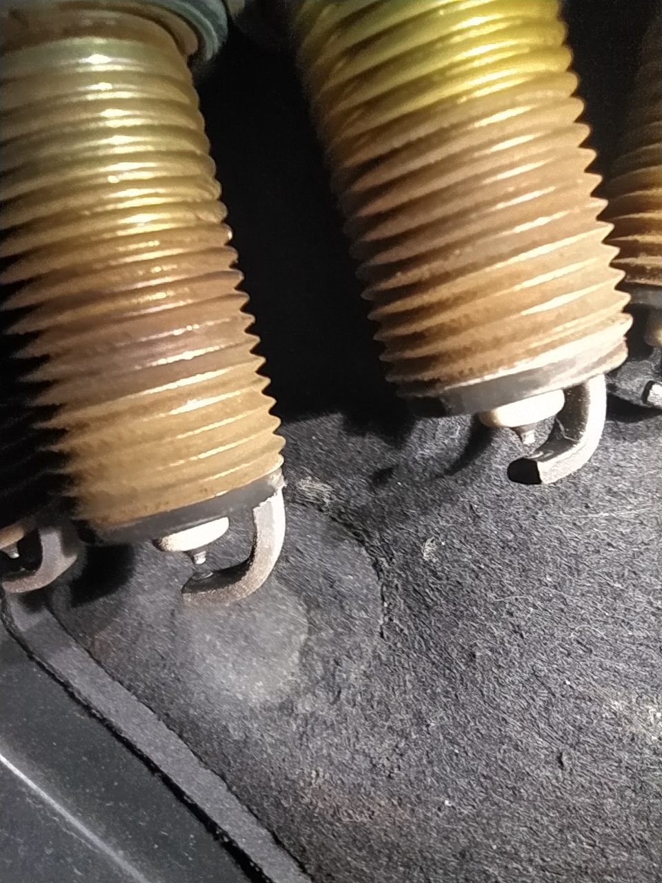 16 Эти свечи орига с ТО30 у дилера … видно пяточку на боковом электроде напротив центрального — Skoda Kodiaq (1G)