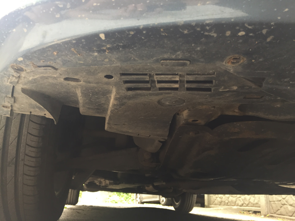 Замена лампочки противотуманки — Renault Logan (1G), 1,6 л, 2011 года ...