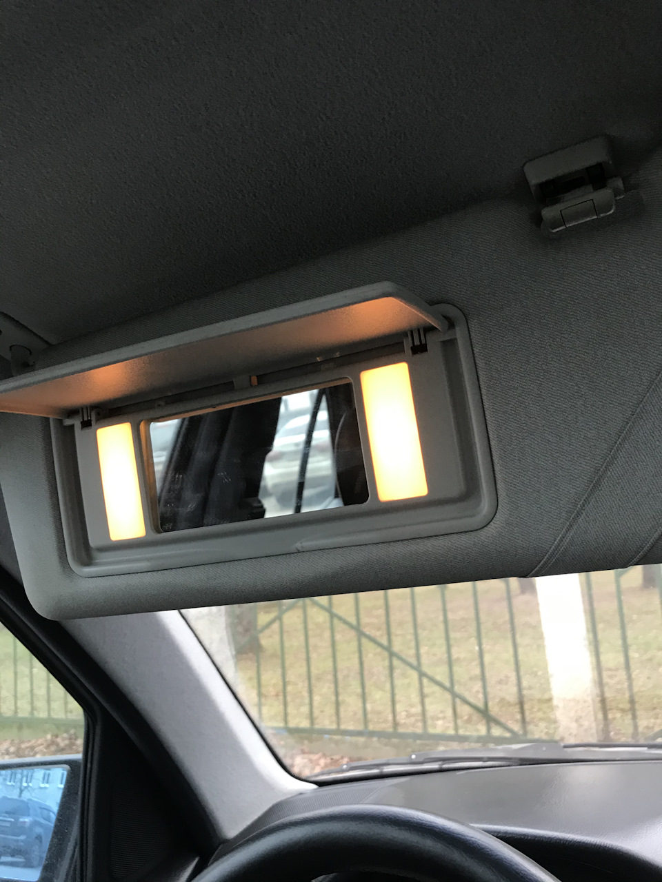 *5* зеркало в солнцезащитном козырьке. Установлено. — Mercedes-Benz E ...