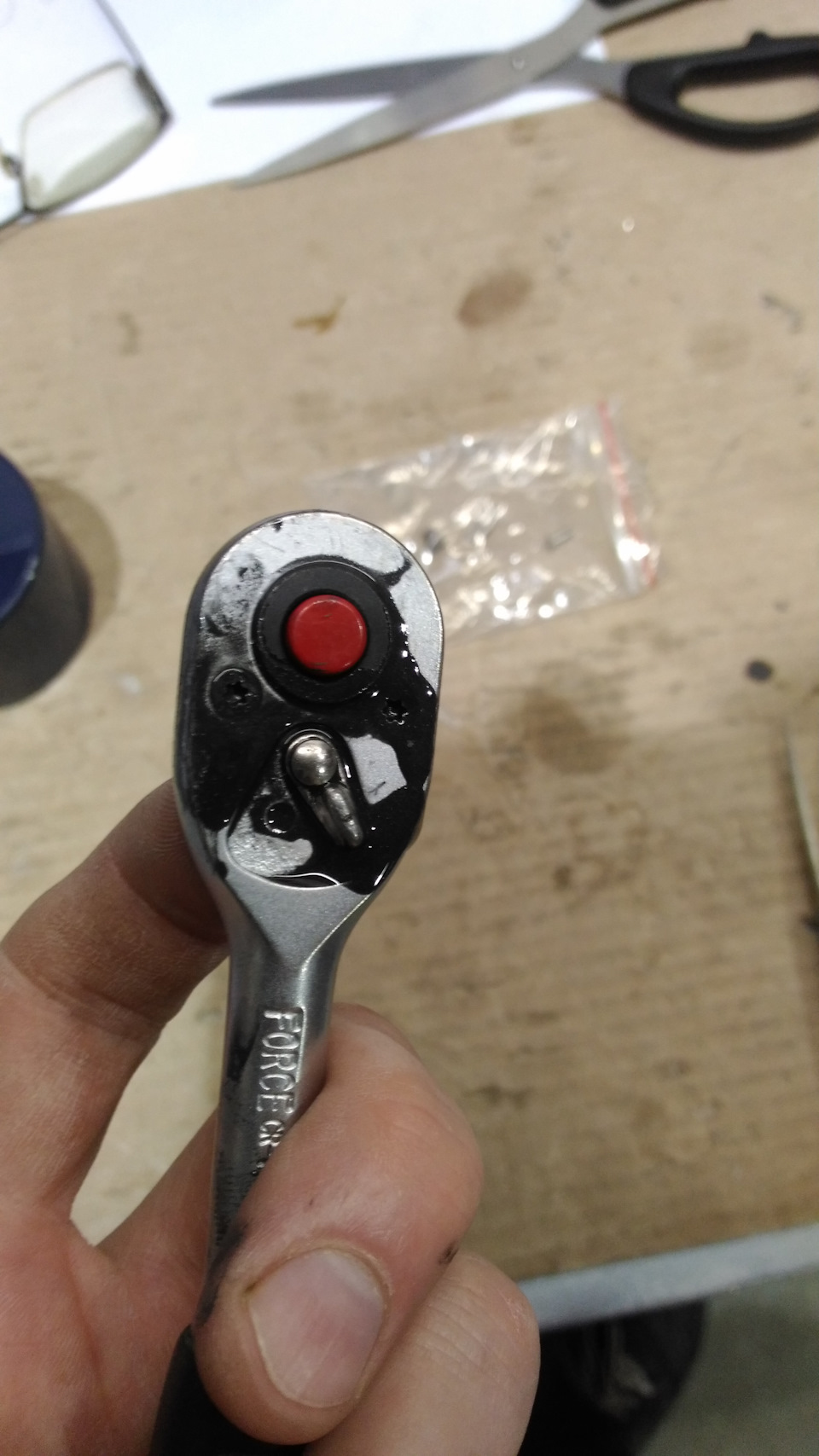 Как отремонтировать трещетку. Разборка трещетки Форс. Ключ для разбора трещетки. Как разобрать трещетку для головок. Как починить трещетку