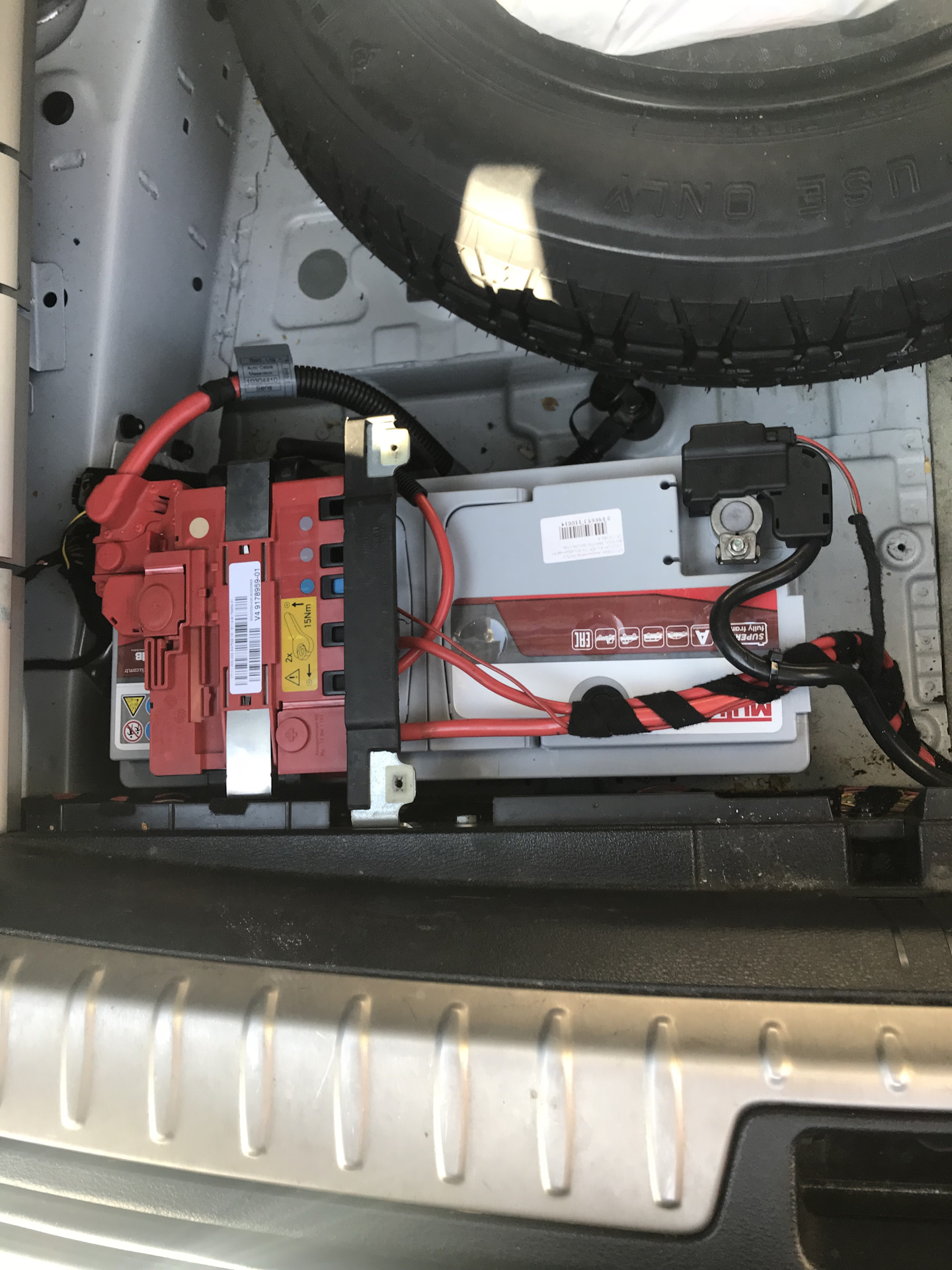 Bmw x6 акб. Bmw x6 акб. Бмв х3 аккумулятор. Синий аккумулятор бмв. Аккумулятор bmw f16.