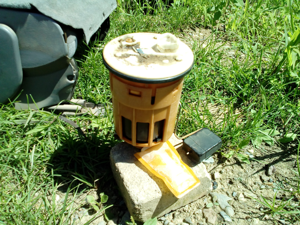 Снимаем насос, это у меня все новое, ставил не давно, даже сетка как новая. — Toyota Harrier (1G)