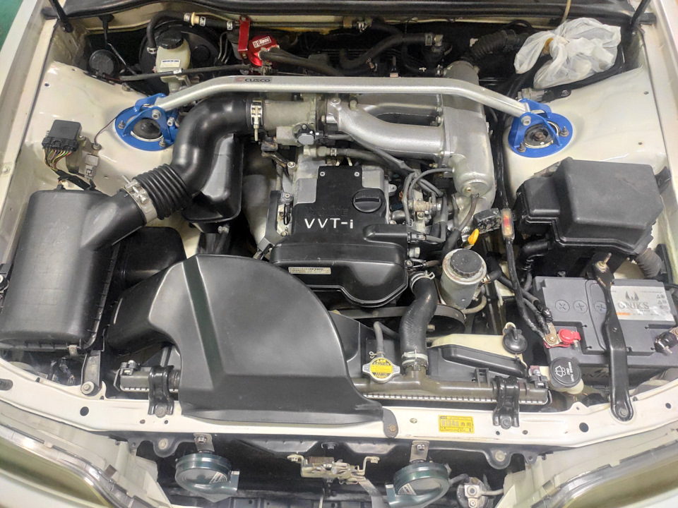 подкапотное пространство высохло, надо бы нанести консервант, но нет, это чуть позже, едем в гараж немного поработать! — Toyota Chaser (100)