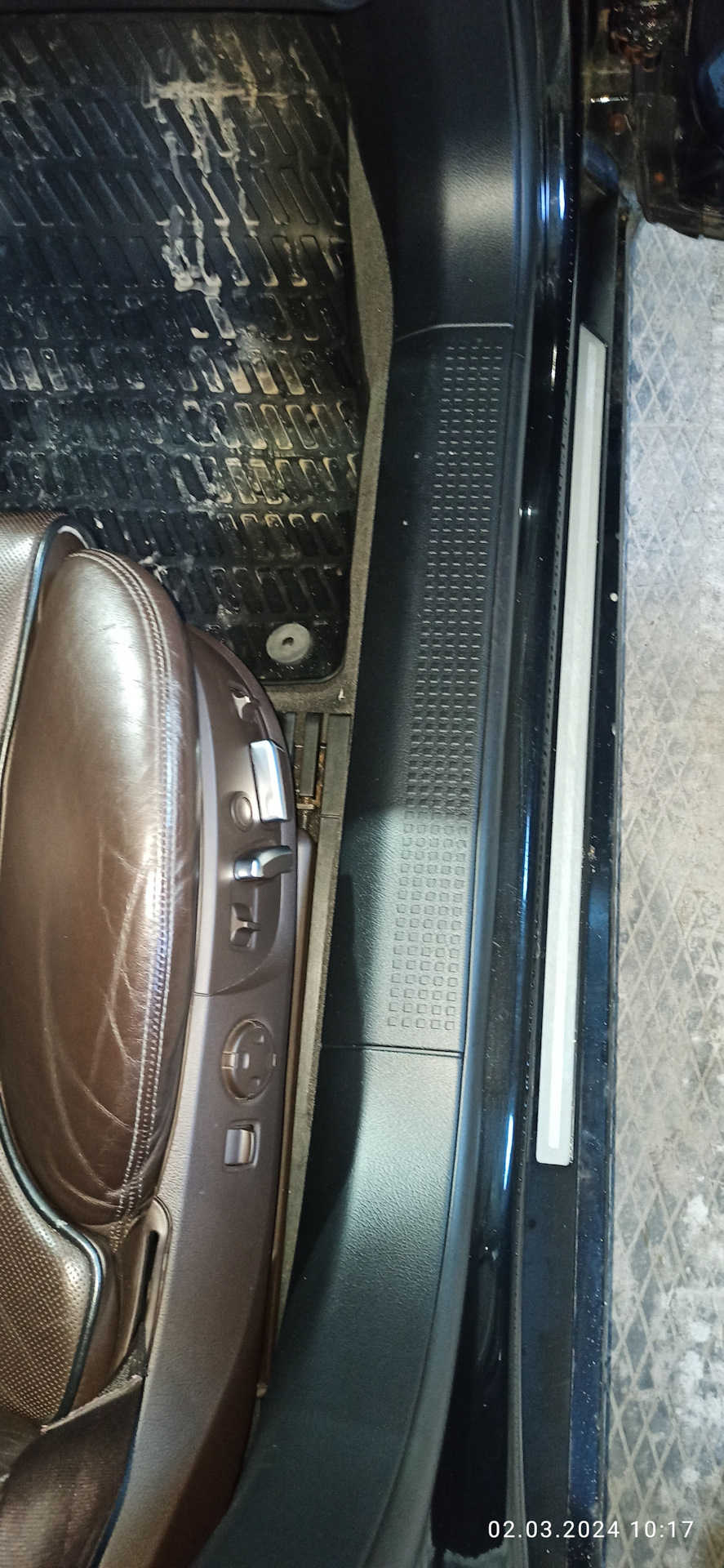 Накладки порогов и проекция в двери. — Audi A8 (D3), 4,2 л, 2008 года ...