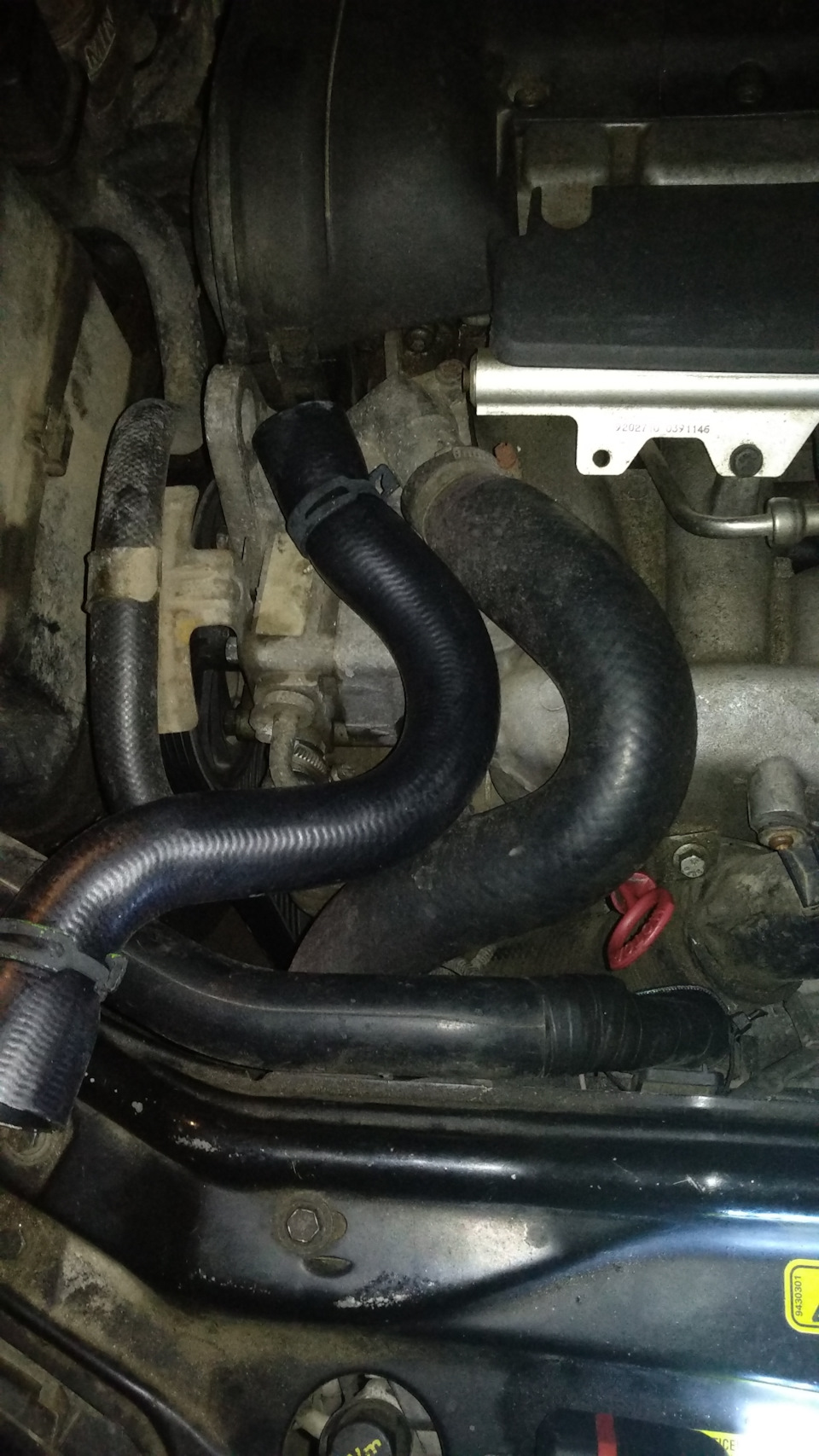 Верхний шланг радиатора… — Volvo XC70 II, 2,4 л, 2000 года | своими ...