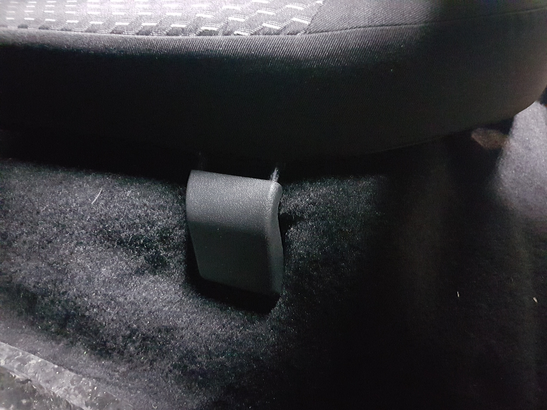 Гранта-заглушки на петли задних сидений