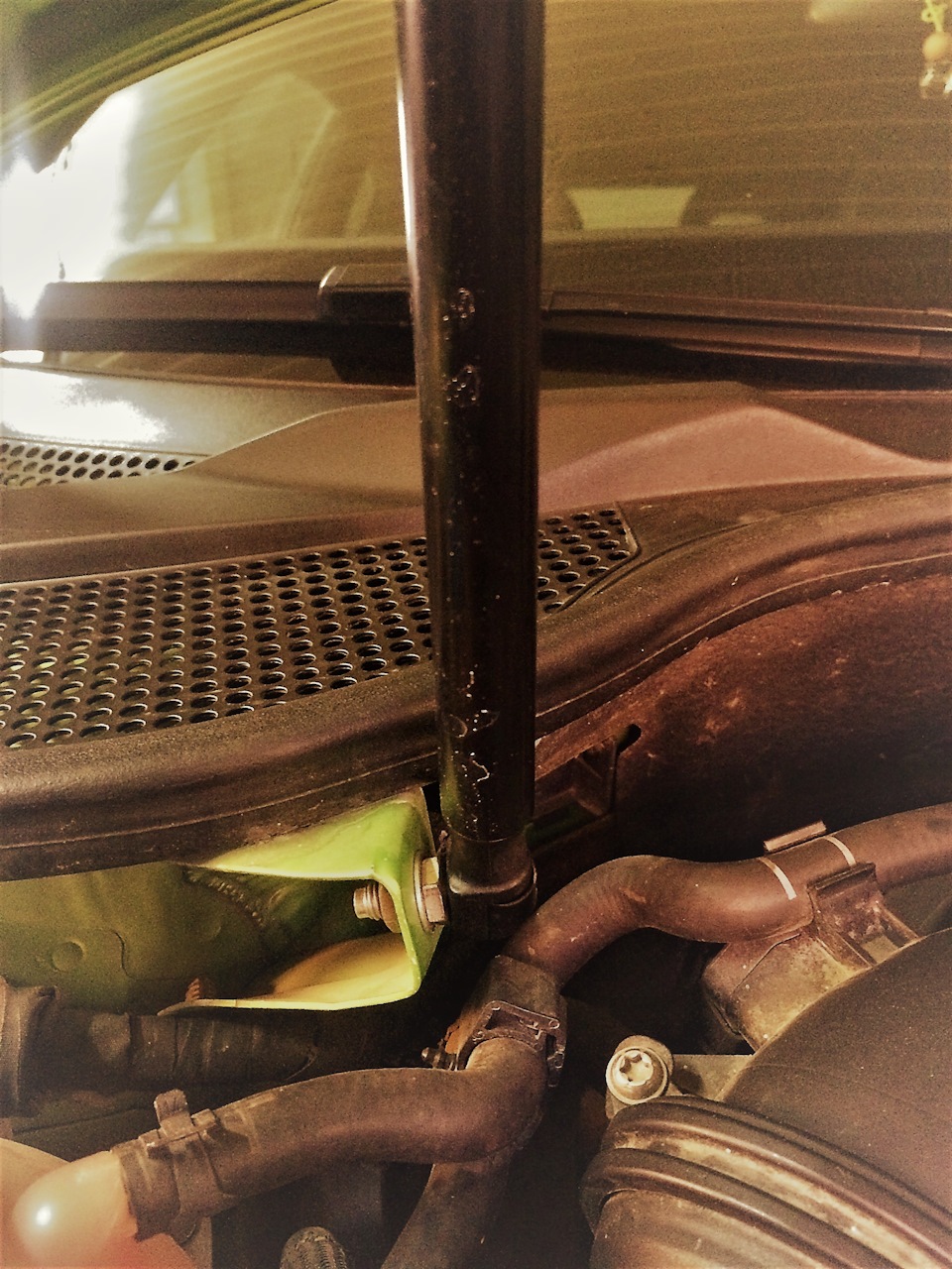 Газовый упор капота — Volkswagen Scirocco (3G), 1,4 л, 2013 года ...