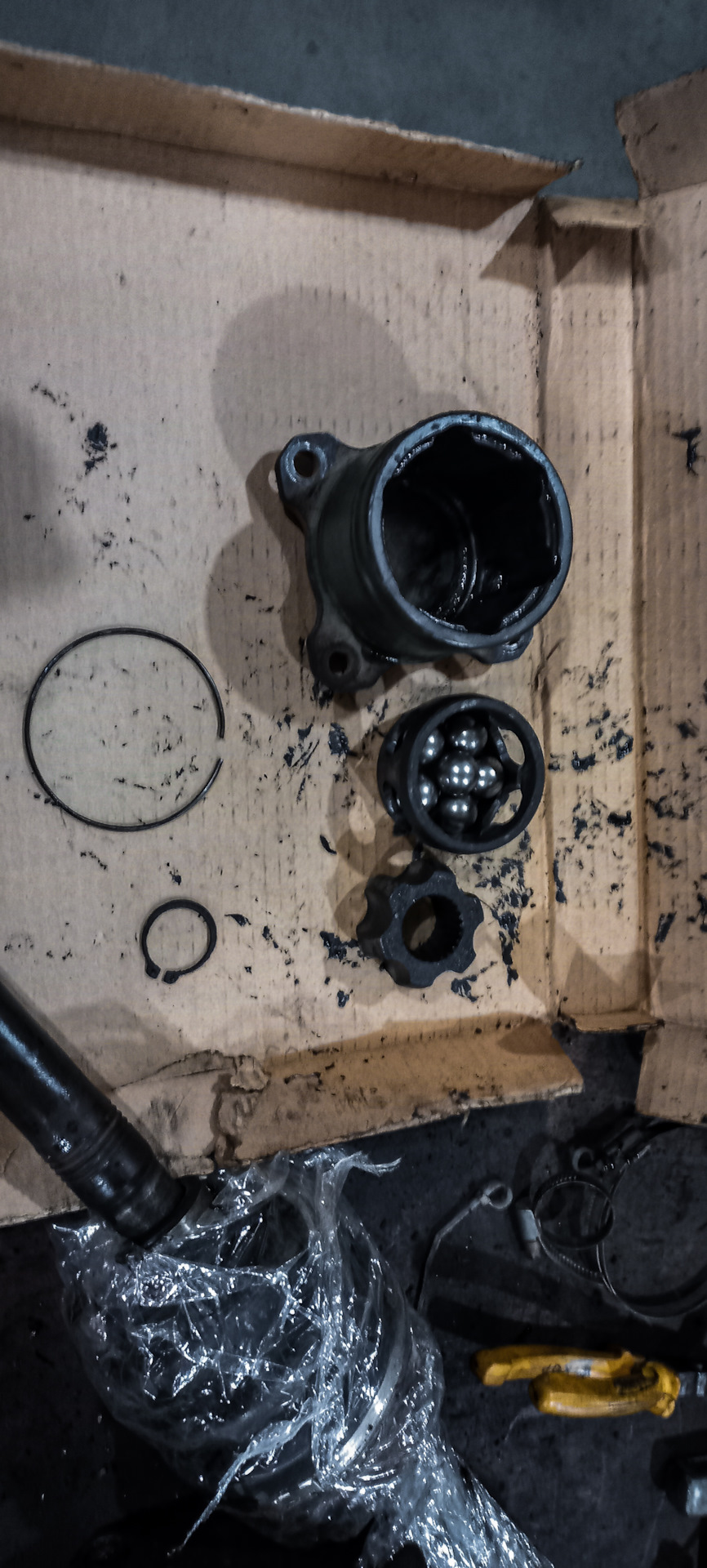 Внутреннюю часть механизма очистил и вытер. — Mitsubishi Pajero (1G)