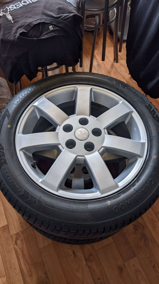 Шины зимние нешипованные 215/55 R17, литые диски Nissan 7Jx17 ET40 ...