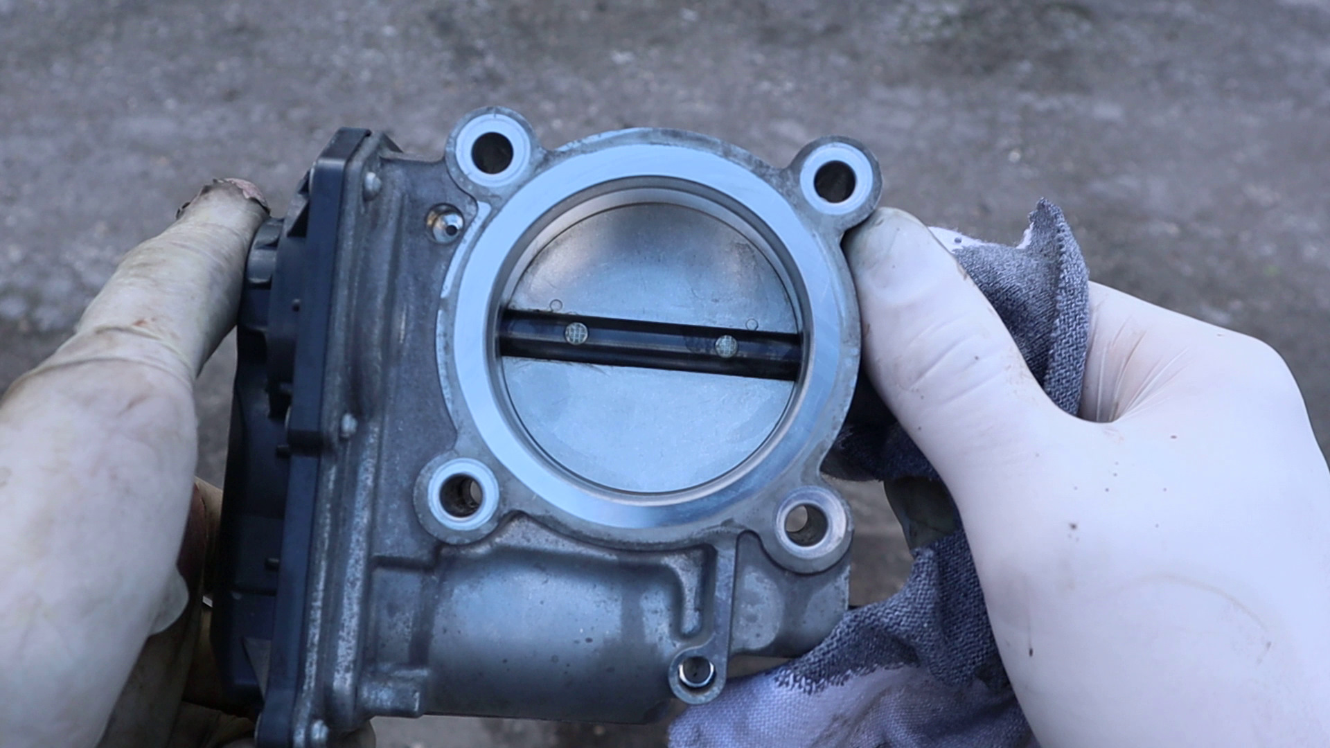 Дроссельный узел гранта 8 клапанов 1183. Засоренная дроссельная заслонка инжектор. Чистка дроссельной заслонки ваз 2110. Дроссель (дроссельная заслонка). Чистка дроссельной заслонки до после.