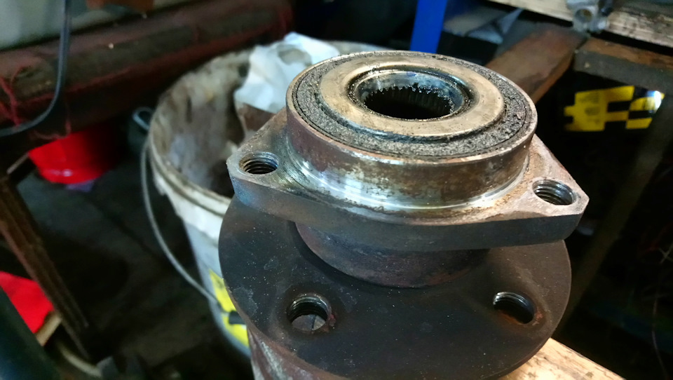 Передний подшипник.(правый) — Volkswagen Golf Mk6, 1,6 л, 2010 года ...