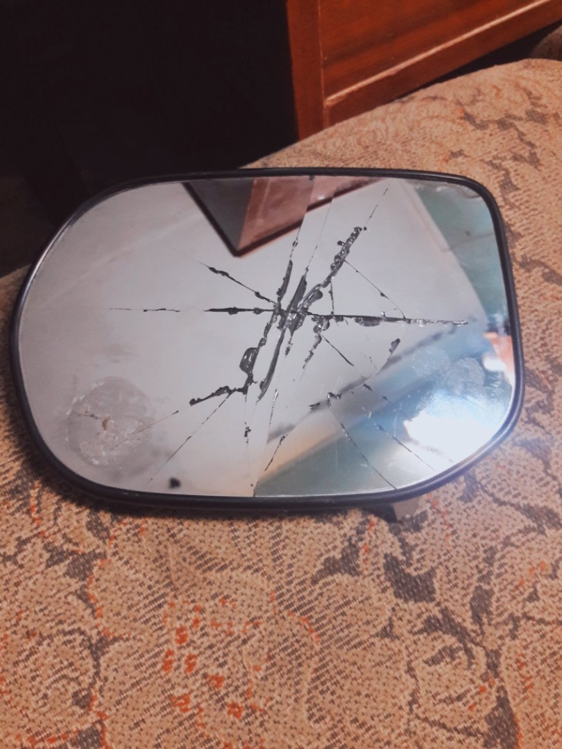 Трещина на зеркале. Скол на зеркале. Разбитые зеркала. Восстановление трещин на зеркалах.