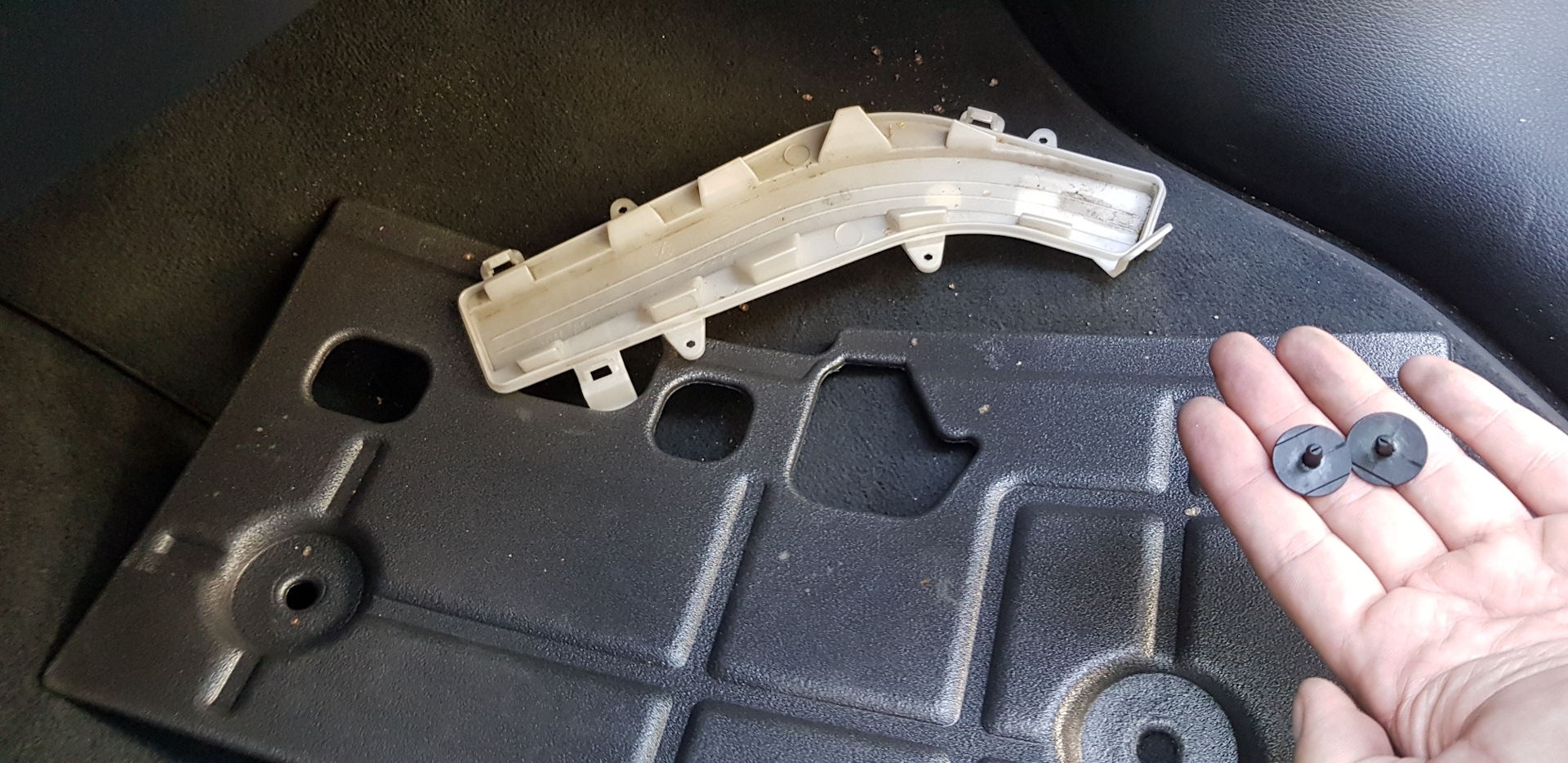 Замена салонного фильтра на AUDI Q5 FY — Audi Q5 (2G), 2 л, 2017 года ...