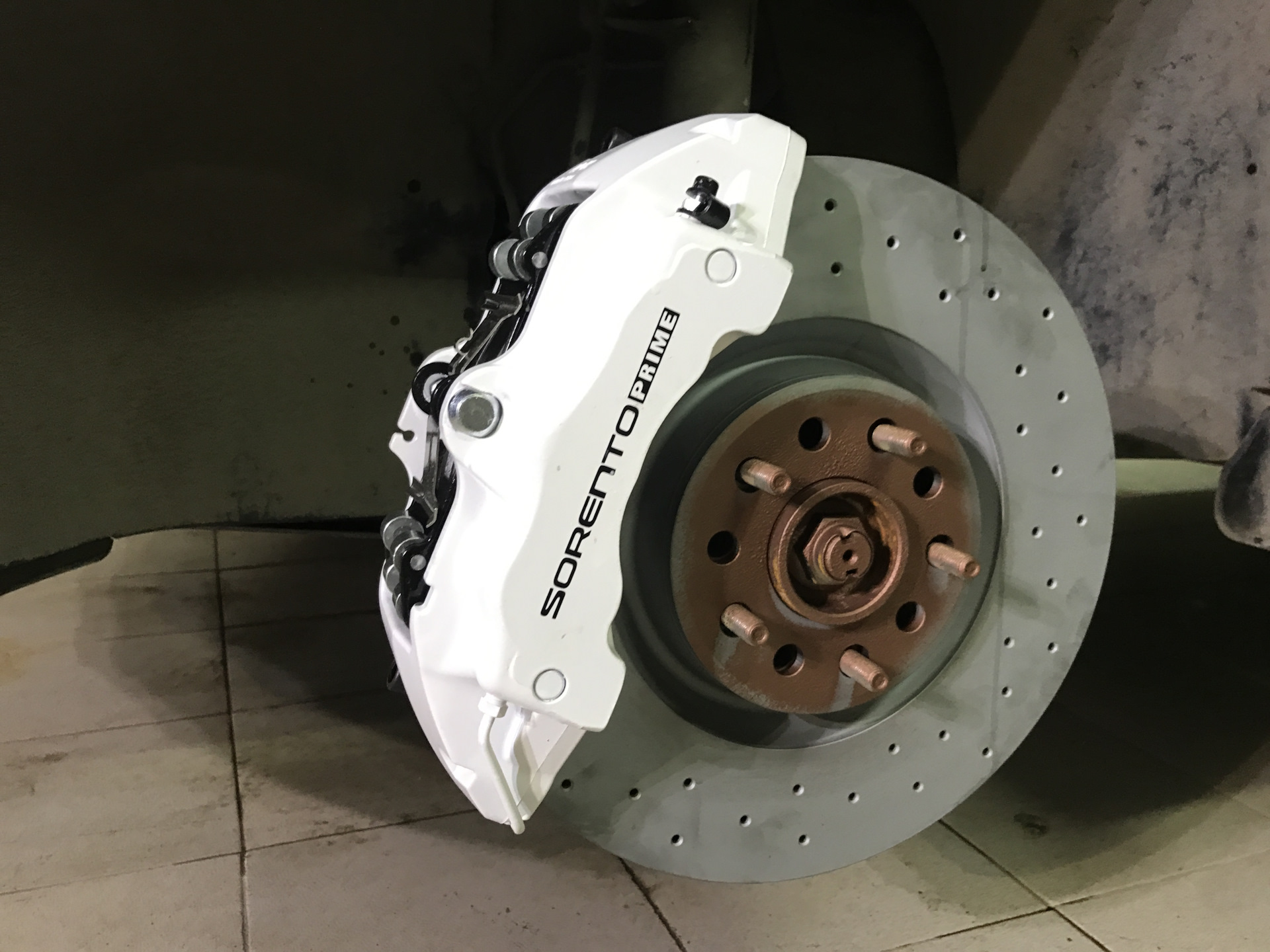 Ушли тормоза. Суппорта Брембо Sorento Prime. Kia Sorento тормоза BREMBO. Суппорта Брембо на Соренто Прайм. Kia Sorento 2021 тормоза.