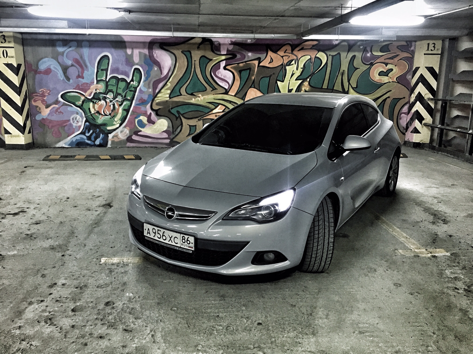 Opel Astra GTC 2012 stance