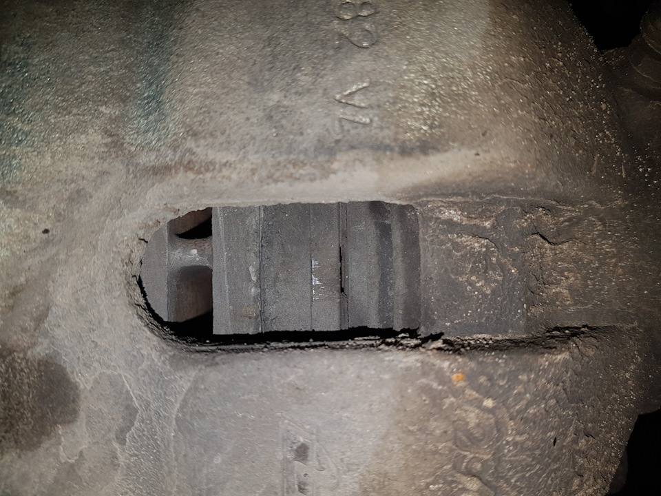 Кто умеет определять износ передних внутренних колодок по фото ...