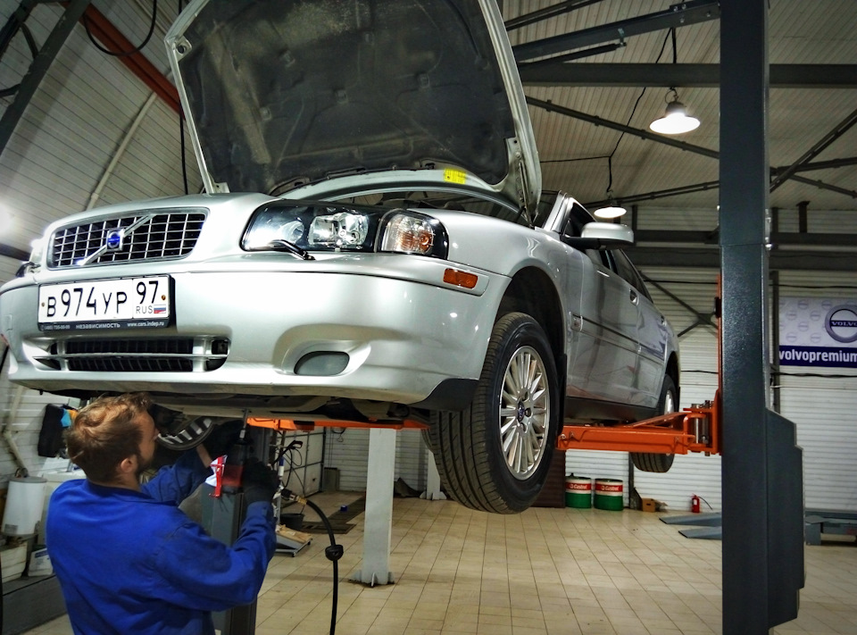 Визит в сервис, замена подушки ДВС — Volvo S80 (1G), 2,4 л, 2005 года ...