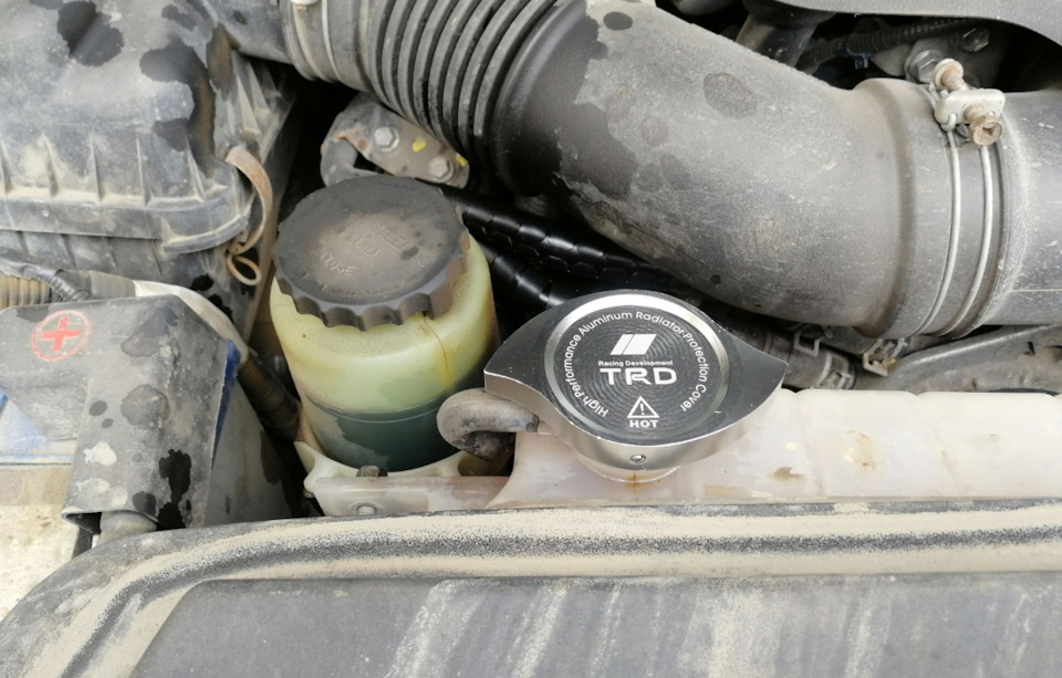 Накладка крышки расширительного бачка — Toyota Land Cruiser 200, 4,5 л ...