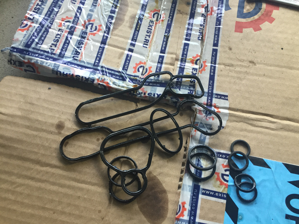 Самая большая прокладка, та которая под самим радиатором ТО — за 2т км стала ПЛАСТИКОВОЙ! Эластичности в ней совсем не осталось и была она заподлицо с корпусом, то есть конкретно ужалась. Две другие прокладки маслоканалов, которые прижимаются к блоку двигателя, были наоборот разбухшими и очень мягкими, за края паза, в который они вставлялись выступали. Колечки на антифризные каналы еще при установке не сильно понравились, так как некоторые из них не подходили по размерам — были больше чем нужно! Но тем не менее, за 2т км не потекли. В правом нижнем углу колечки GM, выше них колечки Elring, по виду они чуть чуть плотнее и эластичнее. — Opel Astra H