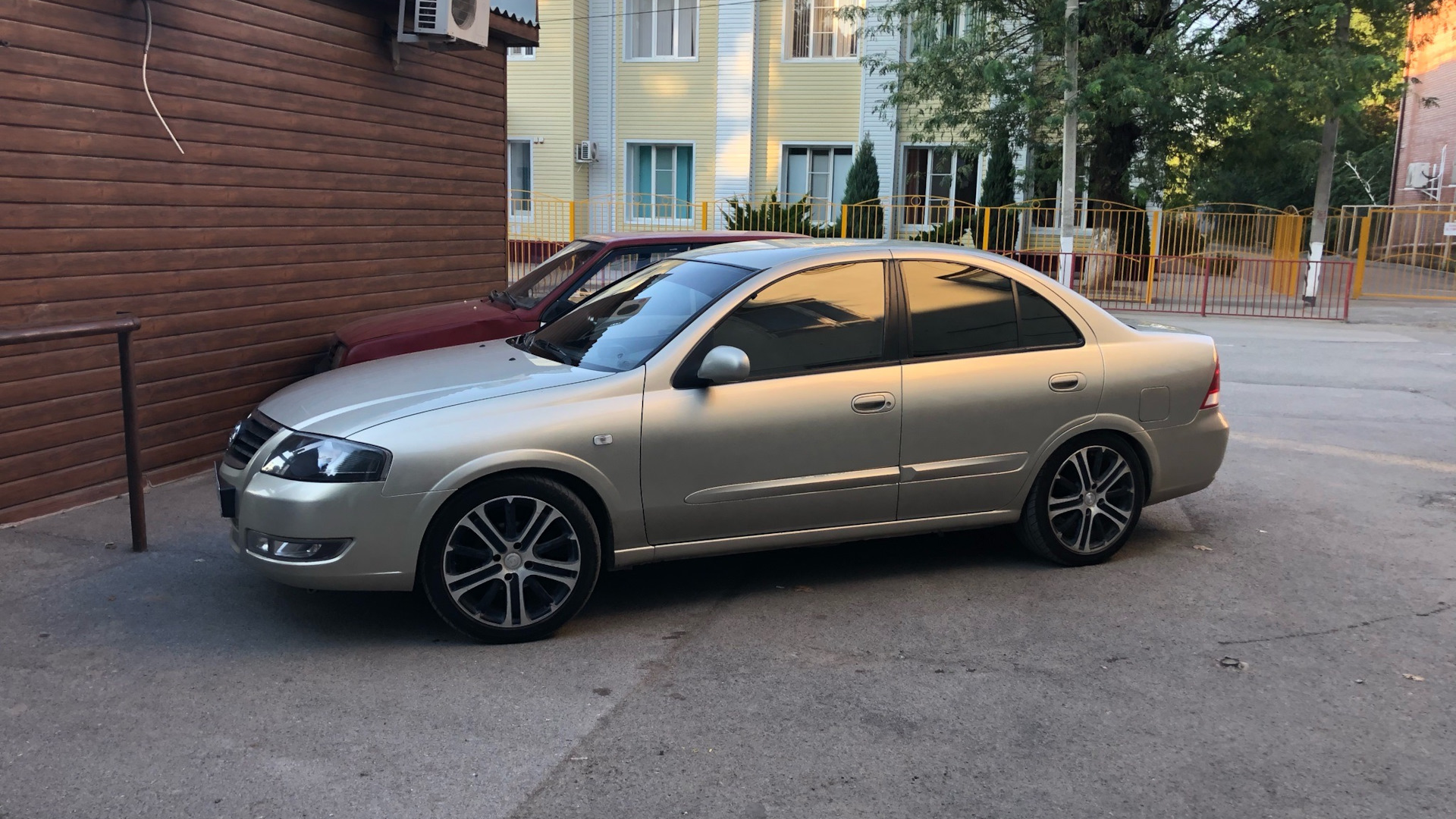 Nissan Almera Classic (B10) 1.6 бензиновый 2008 | на [♬], LED и R17 на  DRIVE2