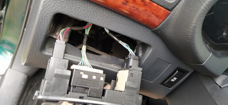 Кнопка открытия багажника из салона — Toyota Avensis II, 2 л, 2006 года ...