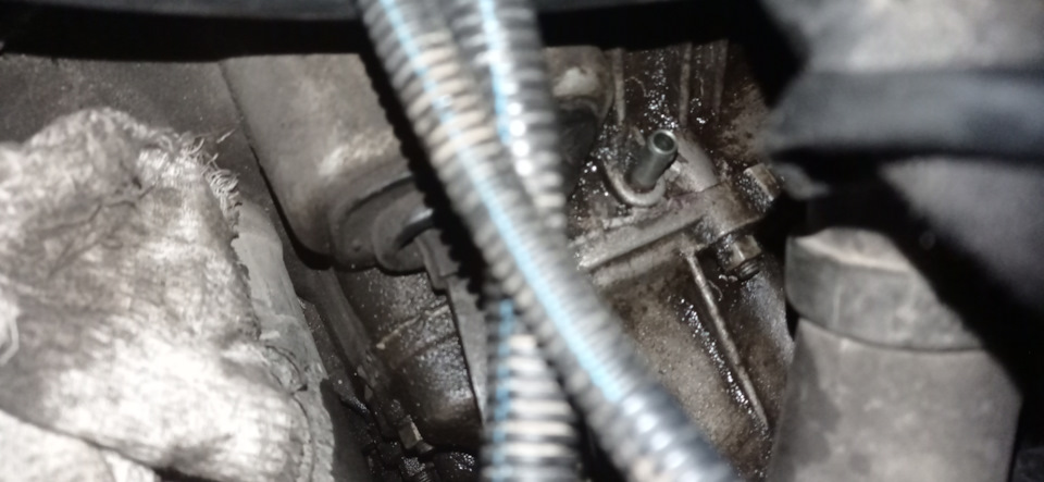 Выдавливает масло из сапуна.в чем причина ребят? — DRIVE2