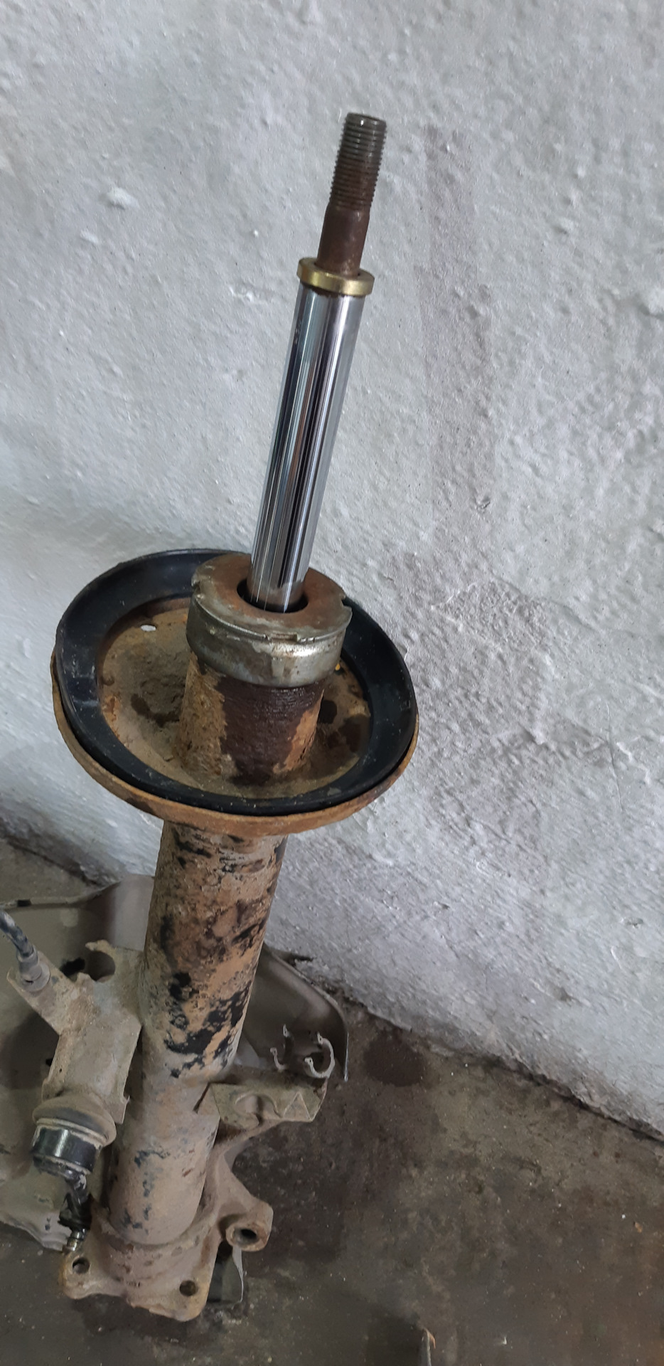 15 Перед заменой прокачиваем новый амортизатор, заливаем масло, одеваем дистанционное кольцо что бы не разбило верхнюю тарелку — BMW 5 series (E34)