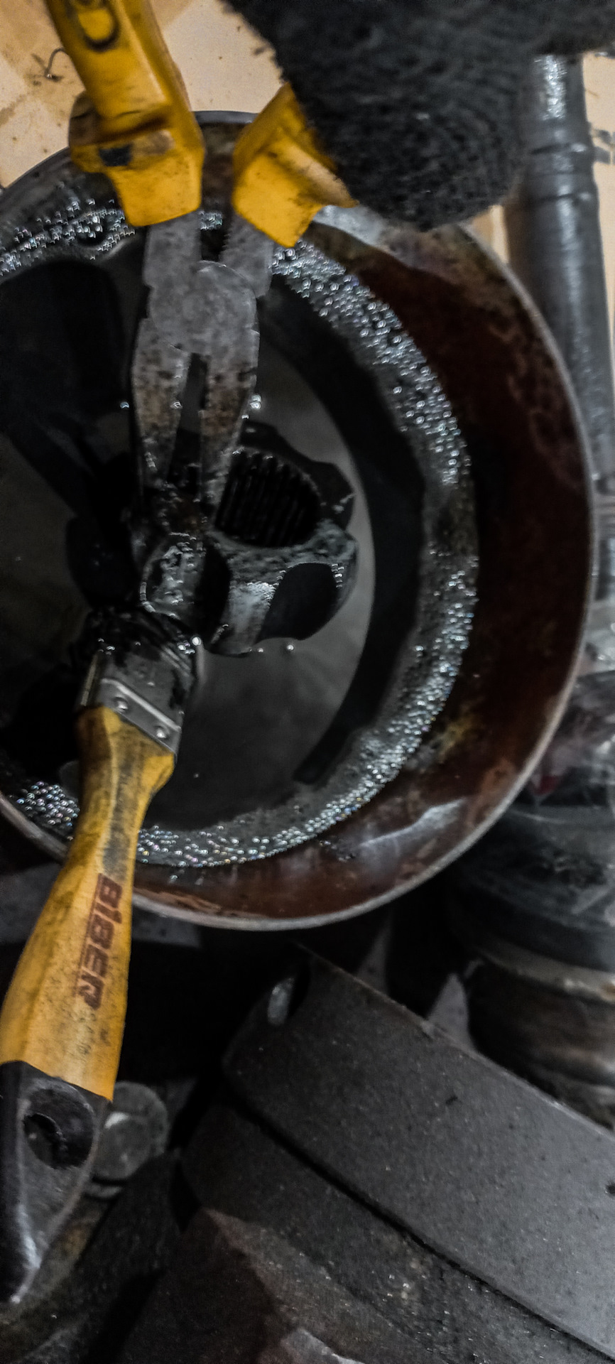 Все внутренние компоненты были очищены с использованием дизельного топлива. — Mitsubishi Pajero (1G)