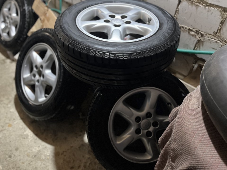 Шины всесезонные Toyo 215/65 R16, литые диски Toyota 7Jx16 ET35 5x114,3 ...