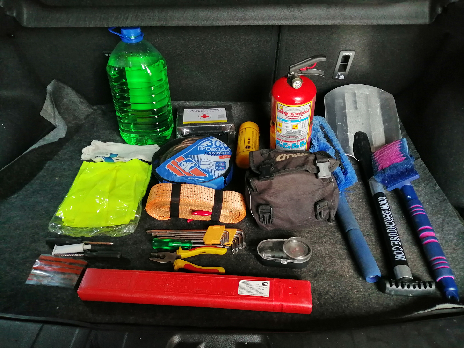 снаряжение автомобиля. снаряжение автомобиля. снаряжение автомобиля. снаряжение для выживания. инструмент в багажнике авто.