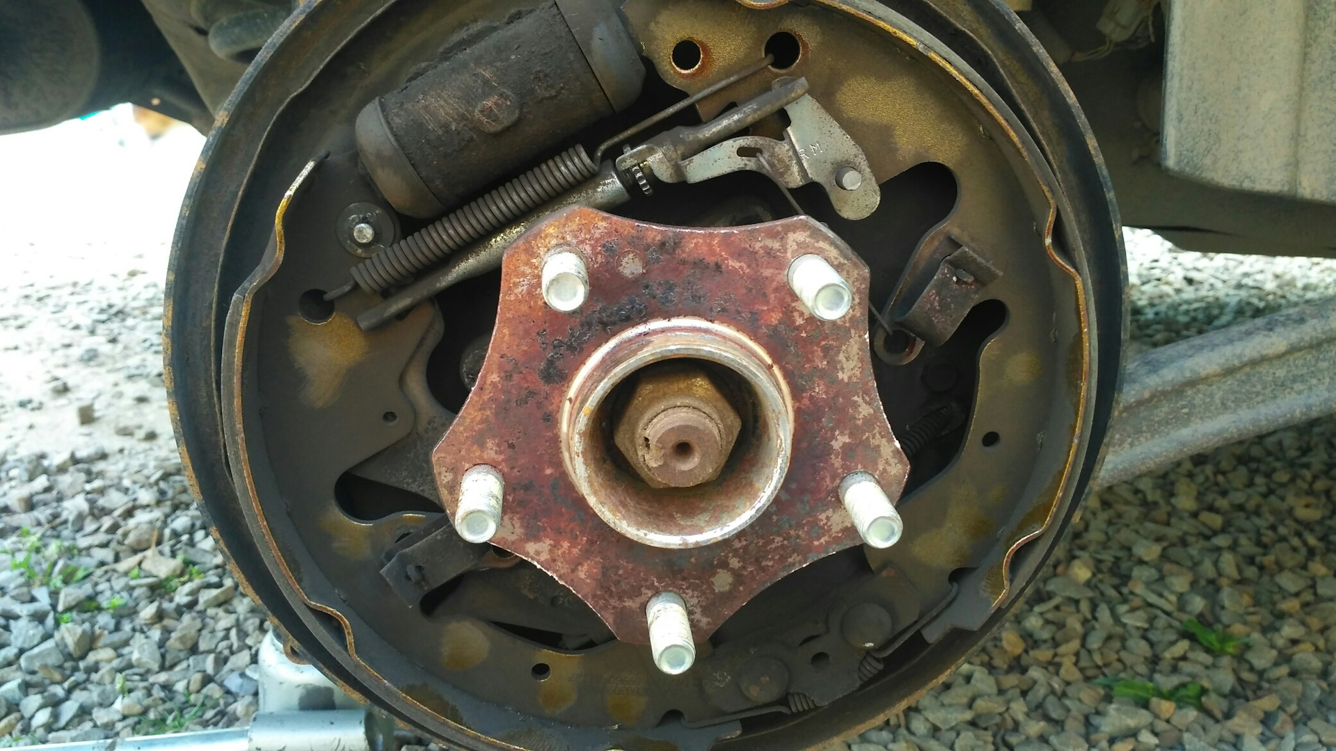 Скрип тормозов при торможении лачетти. Свист колодок при движении. Биение при торможении. Свист при торможении. Свист тормозов при торможении причины.