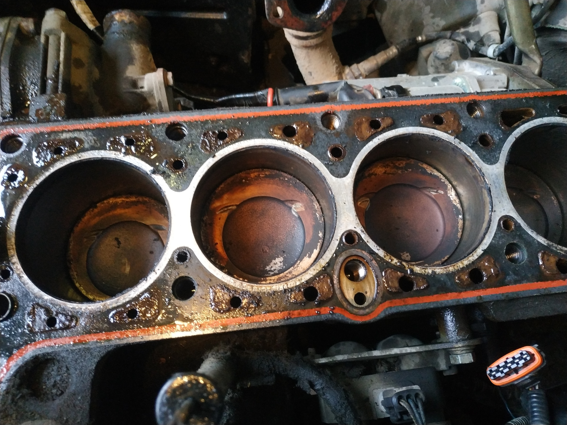 Загнуло клапана шевроле круз 1. Нива гнет клапана. Загнутые клапана ваз 21214 инжектор. Погнуло клапана москвич 2140. Шевроле нива прогоревшие клапана.